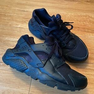 nike huaraches (6.5Y)